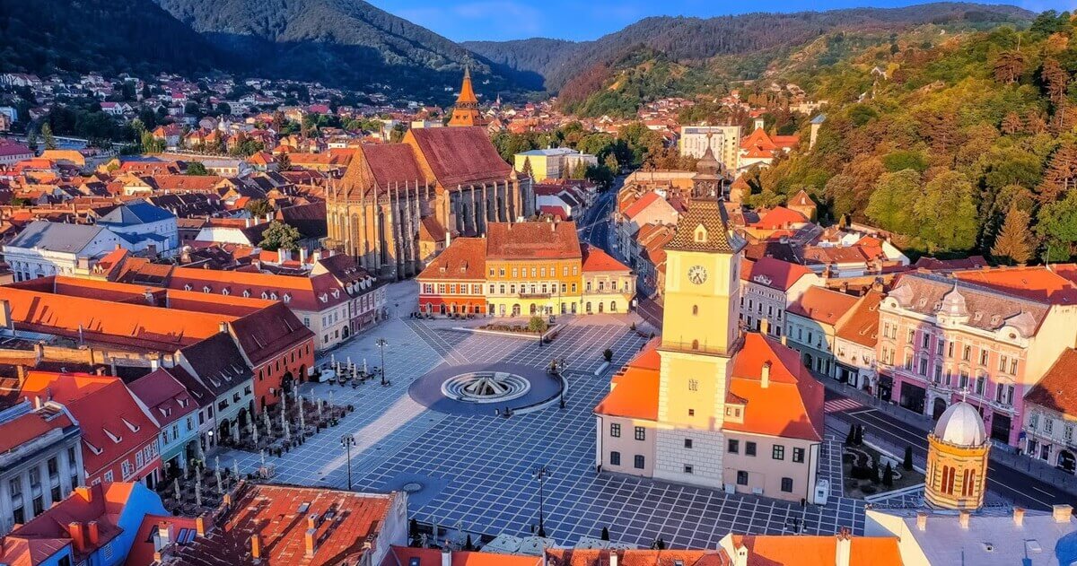 brasov-town-council-square-and-old-townhall
