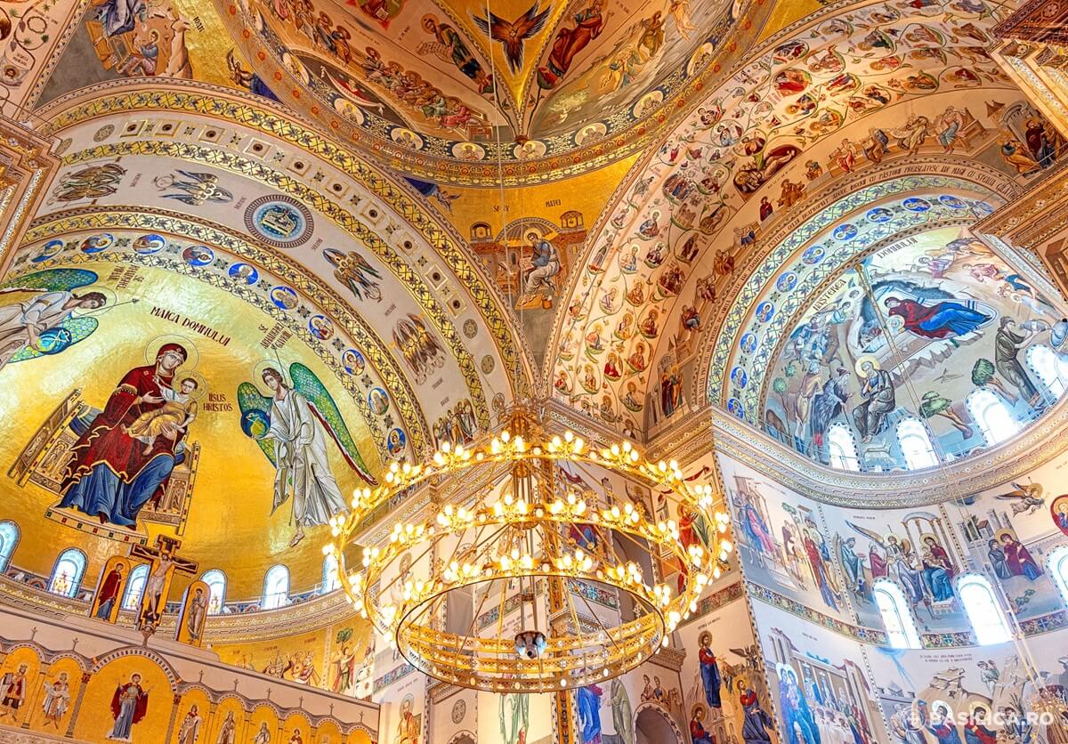 Bucharest National Cathedral chandelier