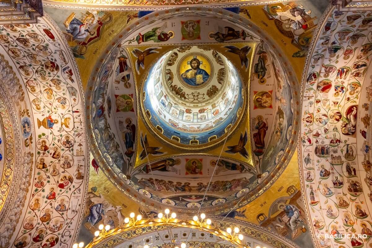 Bucharest National Cathedral main dome crown