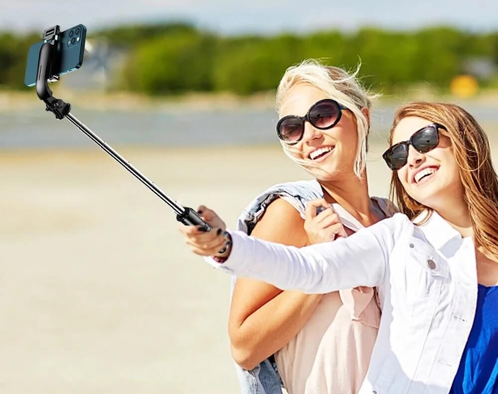viajantes tirando uma selfie