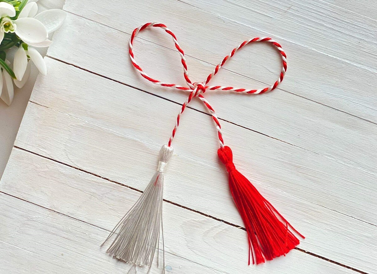 martisor-white-and-red-thread